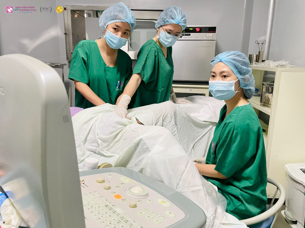 bác sĩ thực hiện thủ thuật theo tiêu chuẩn vô khuẩn