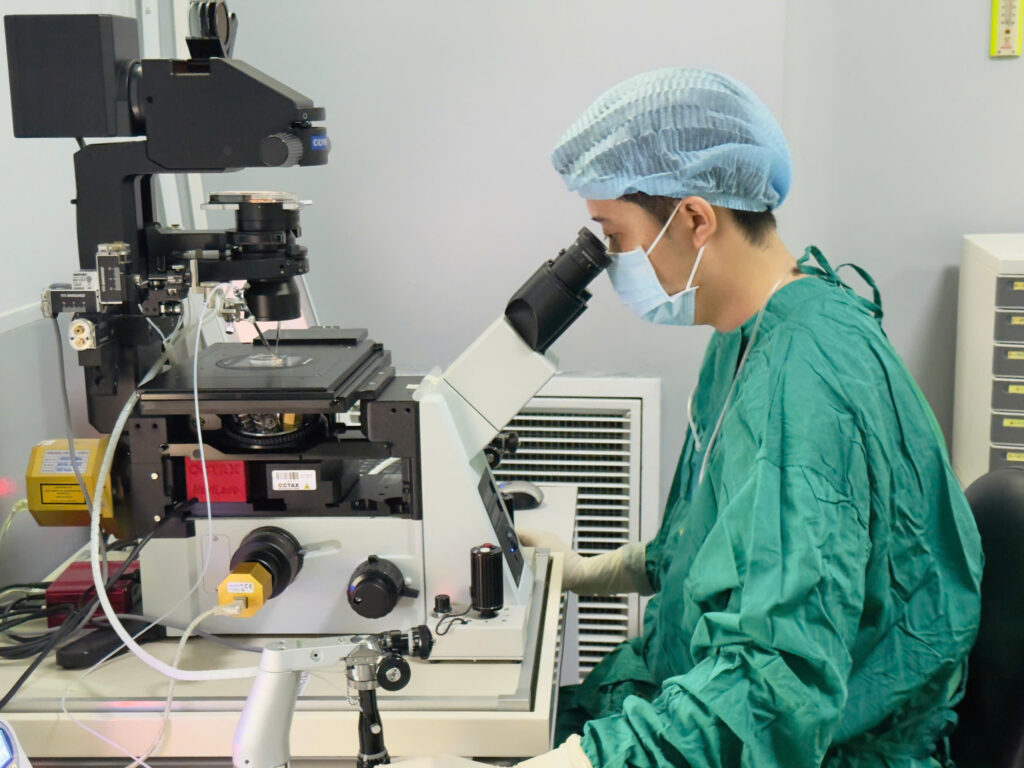 Kỹ Thuật Sinh Thiết Phôi Tại IVF Phương Châu